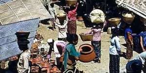 Suasana Pasar Tradisional di Bali Tahun 1956, Salfok Sama Pria Bertubuh Kekar