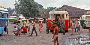 Foto Jadul Terminal Muntilan Tahun 1971, Netizen Salfok dengan Bayi Digendong