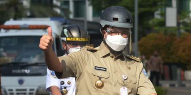 Video Tercebur Selokan Viral, Anies: Akhirnya Nyeker Sampai Mobil
