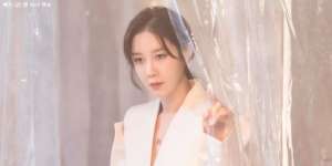 Harga Dress Lee Ji Ah 'Penthouse' Curi Perhatian, bak Pakai Rumah di Badan