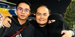 Lagi Heboh, Intip 8 Potret Kedekatan Taqy Malik dan Sang Ayah