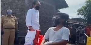 Presiden Jokowi Terkekeh Bertemu Joko Widodo, Warga Klaten Penerima Vaksinasi