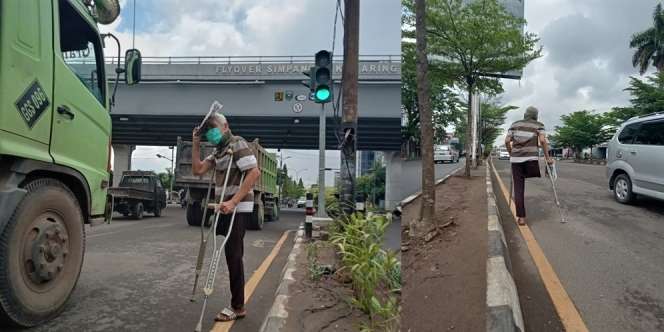 Kisah Kakek Tua dengan Satu Kaki, Semangat Berjualan Koran demi Hidupi Keluarga