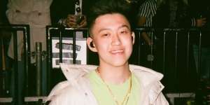 Pose Kocak Rapper Rich Brian Duduk Santai Pakai Piyama Hello Kitty