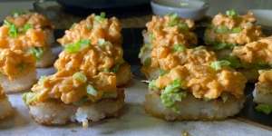 Salmon Crispy Rice Viral di TikTok, Bikin di Rumah Yuk!