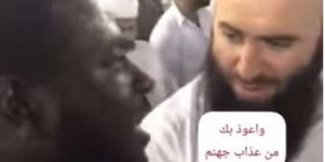 Jemaah Khusyuk Berdoa di Depan Kabah: Allah, Fulus, Fulus, Fulus