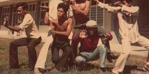 Foto 6 Cowok Jadul Tahun 80'an Bergaya Kungfu, Salfok sama yang Acungkan Jari