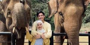 Dinda Hauw Kasih Makan Harimau, Netizen Salfok Bentuk Hidungnya