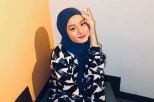 Dinda Hauw Sulap Dress Tanpa Lengan jadi Ramah untuk Hijabers