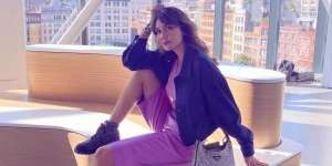 Foto di Hollywood Sign, Luna Maya Pakai Kemeja Denim Rp14 Juta