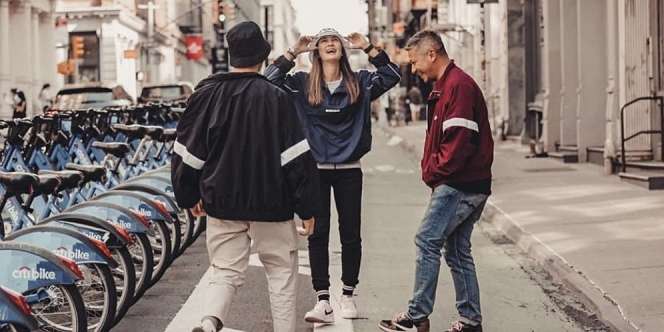 Luna Maya Tampil Seperti Anak Muda, Harga Outfitnya Rp30 Juta