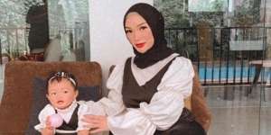 Zaskia Gotik Asik Joget Sambil Gendong Anak, Netizen khawatir!