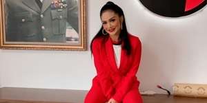 Gaji Ratusan Juta, 5 Gaya Glamour Krisdayanti Saat Ngantor