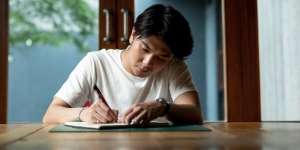 Cara Ngopi Ramah Lingkungan ala Iqbaal Ramadhan