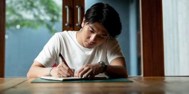 Cara Ngopi Ramah Lingkungan ala Iqbaal Ramadhan