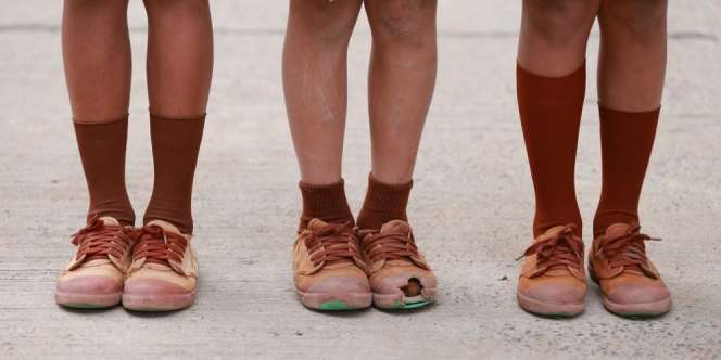 Pilu, Pelajar Terekam Kamera Pakai Sepatu Jebol ke Sekolah, Solnya Nyaris Lepas