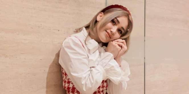 Tubuhnya Hanya Tertutup Kain Tenun, Tampilan Ayu Ting Ting Disorot