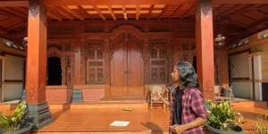 Rumah Gaya Tradisional di Tengah Kota, Interior Mewah dan Elegan Full Jati