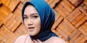 Cara Mudah Chacha Thaib Memadukan Fashion Outfit Bermotif
