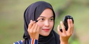 Tutorial Memakai Eyeliner Agar Natural Seperti Wanita Korea