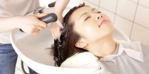 Sering Tak Disadari, Zat Metal di Air Bisa Merusak Rambut