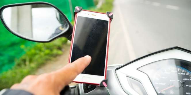 Segera Pindahkan! Ponsel Bisa Cepat Rusak Jika Keseringan Kena Getaran Motor
