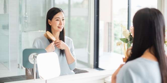 Menyisir Rambut Saat Basah Bikin Rontok, Mitos atau Fakta?