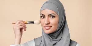 Trik Membuat Area Mata Lebih Kencang dengan Dua Warna Concealer