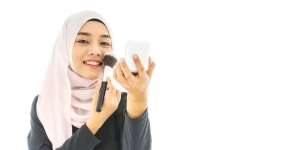 Trik Membuat Wajah Imut dengan Gaya Makeup 'Hidung Mampet'