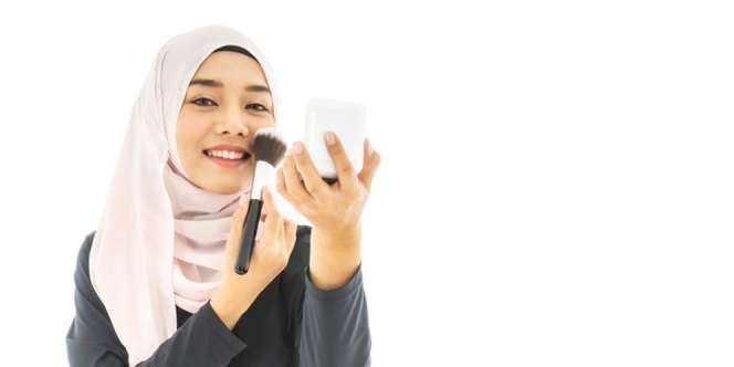 Trik Membuat Wajah Imut dengan Gaya Makeup 'Hidung Mampet'