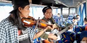 Viral Pengamen Berpenampilan Sangar Lantunkan Sholawat