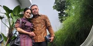 Raul Lemos Pamer Foto Lawas di Makam Nike Ardilla, Komentar Krisdayanti Disorot