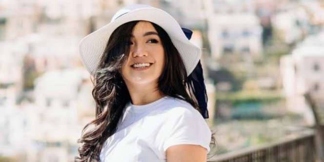 Gaya Tiara Pangestika, Istri Arief Muhammad yang Tampil Santai dengan Dress