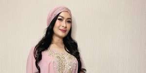 Iis Dahlia Bicara Gaji Suaminya: Jangan Goda Pilot, Enggak Ada Duitnya