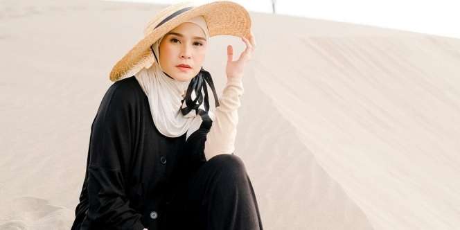 Suka Difoto 'Candid', OOTD Zaskia Adya Mecca bak ABG Kekinian