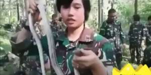 Lihat Aksi Tentara Cantik Pegang Ular, Santai Banget!