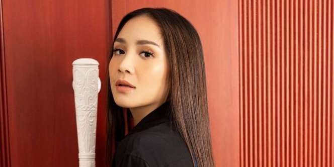 Gaya Sultan Beda! Nagita Slavina Pakai Tas Mewah Buat Bantal Tidur