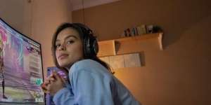 Bahagia Dilamar Kekasih, Baju Eva Celia Bikin Salfok