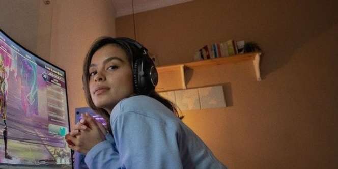 Bahagia Dilamar Kekasih, Baju Eva Celia Bikin Salfok