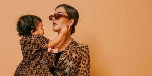 Putri Kecil Tasya Farasya Tenteng Tas Kecil Seharga Rumah