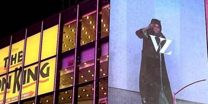 Kala Fashion Hijab Desainer Vivi Zubedi Mejeng di Billboard New York