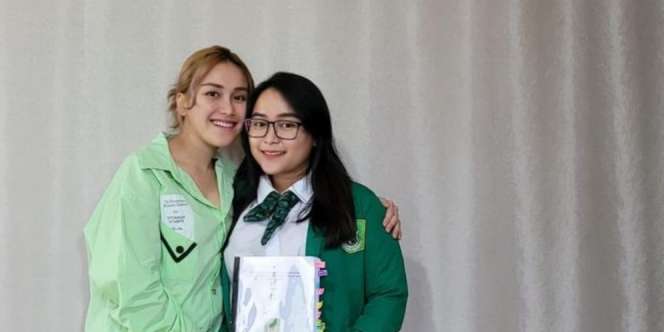 Sang Adik Lulus Kuliah, Ayu Ting Ting Kasih Hadiah Rumah dan Mobil