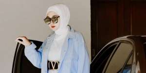 Jalani Vaksin, Outfit Dian Pelangi Terinspirasi Tenaga Kesehatan