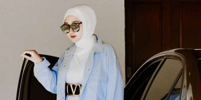Jalani Vaksin, Outfit Dian Pelangi Terinspirasi Tenaga Kesehatan