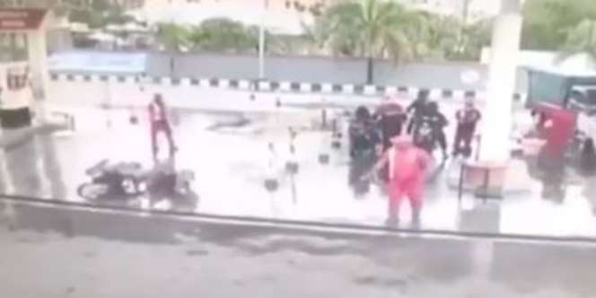 Sepeda Motor Terpeleset di Jalur Pengisian, Petugas SPBU Langsung Ngacir