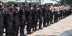 Viral Video Penampilan Sederhana Istri Polisi Gondrong