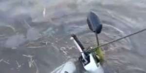 Diledek Mancing Ikan Dapat Motor, Motor Beat Mulus Nyemplung ke Kali