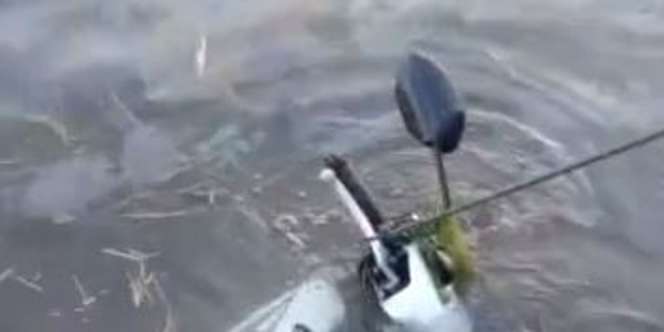 Diledek Mancing Ikan Dapat Motor, Motor Beat Mulus Nyemplung ke Kali