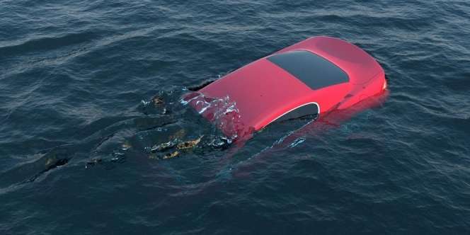 Alasan Kenapa Pintu Mobil Sulit Dibuka Saat di Air
