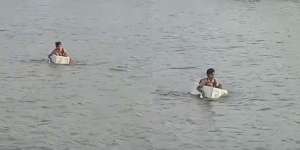 Viral Video Murid SD Pakai Kotak Gabus untuk Berangkat Sekolah